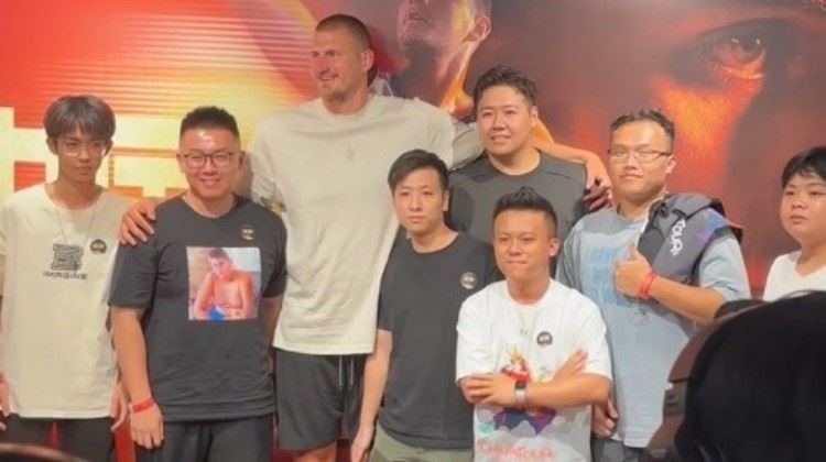 😄一位球迷穿身穿印有约基奇儿童照的T恤  成功逗笑约老师