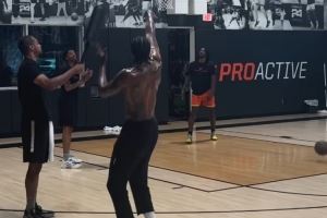 挥汗如雨💦杰伦-格林晒1分钟三分训练视频：开局8中4后连进7个