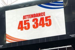 曼联官方晒照，0-0利兹联的比赛共吸引45345名球迷入场观赛