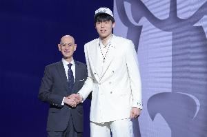 16顺位被摘走！队记：开拓者选择杨瀚森时我们还没准备好他的资料