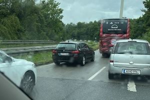 记者：距离热身赛开始不到一小时，拜仁大巴仍堵在路上