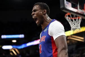 吃饼怪侠!杜伦上半场8中7得17分2板2助 扣篮5中5