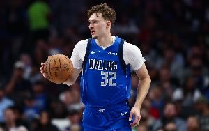 效率不高!弗拉格半场8中2拿到10分5板1断