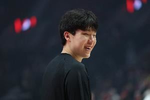 突飞猛进!刘禹铖:瀚森看录像&医务室&力量房交流都能自己搞定了